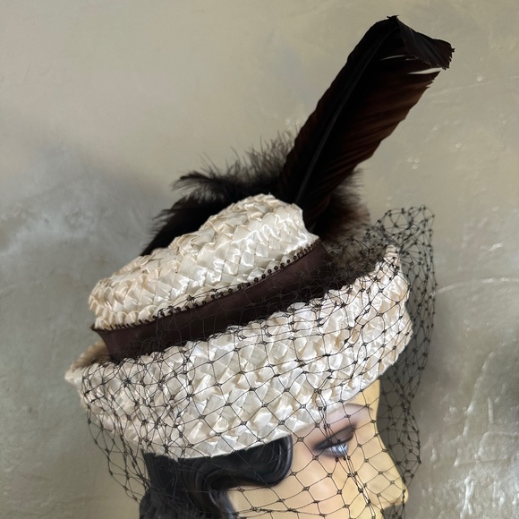 ELEGANT 1960S\' OFF-WHITE STRAW HAT WITH BROWN FEATHER TRIM + VEIL main image 7